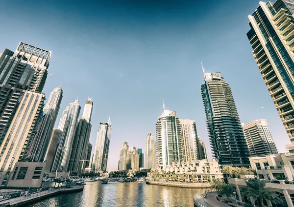 Edifícios e rio de Dubai Marina, Emirados Árabes Unidos — Fotografia de Stock
