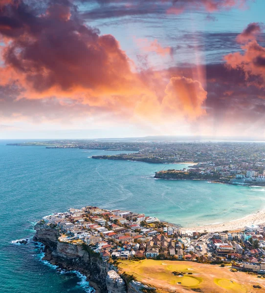 Bondi Beach, Sydney. Zachód słońca widok z lotu ptaka z helikoptera — Zdjęcie stockowe