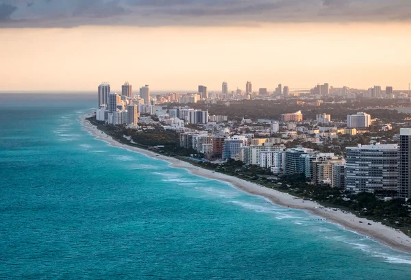 Hubschrauberblick auf den Strand von Miami. Sonnenuntergang in Florida — Stockfoto