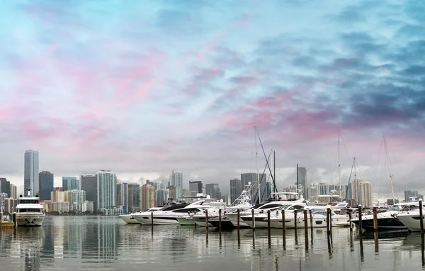 Miami Downtown al atardecer con barcos anclados — Foto de Stock