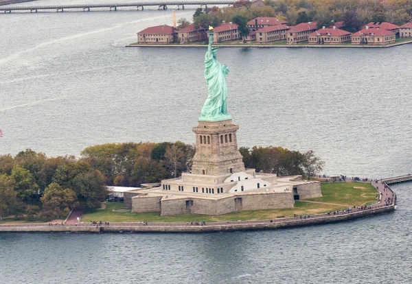 自由的鸟瞰图，纽约市的雕像 — 图库照片