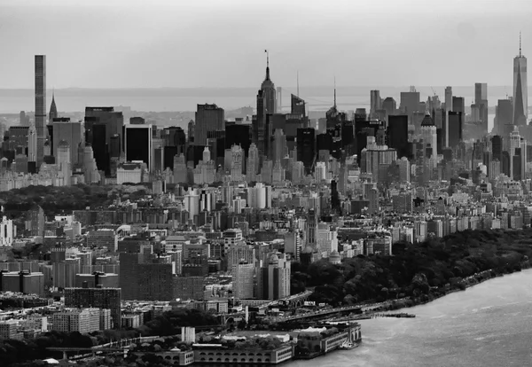 Zwart-wit beeld van de skyline van Manhattan vanuit helikopter — Stockfoto