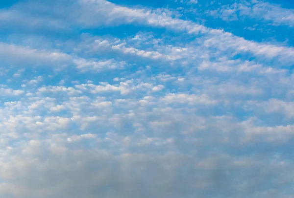 Blå himmel med små moln — Stockfoto