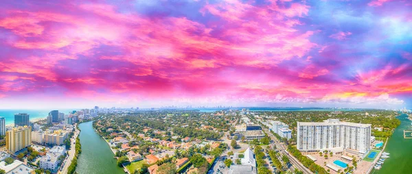 Flygfoto över Miami Beach vid solnedgången. — Stockfoto