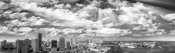 Al centro de Miami. Vista aérea en blanco y negro — Foto de Stock