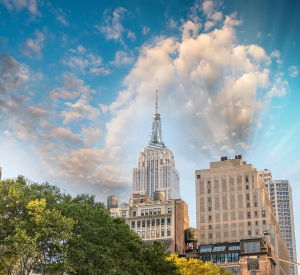 New York Skyline alacakaranlıkta şaşırtıcı havadan görünümü — Stok fotoğraf