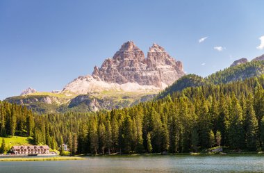 Misurina Gölü üç zirveleri ile