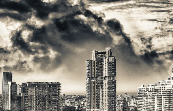 Skyline della città vicino all'oceano — Foto Stock