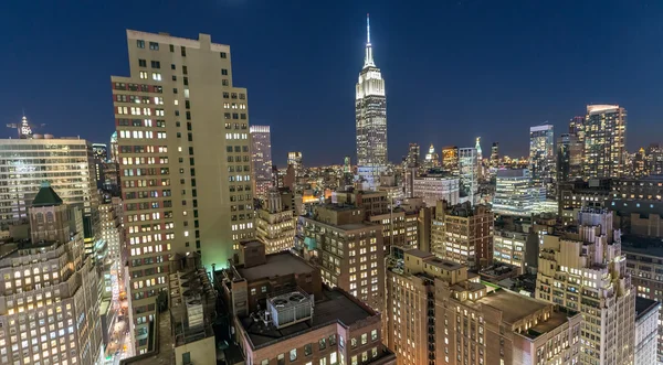 New York bei Nacht vom Dach aus sehen — Stockfoto