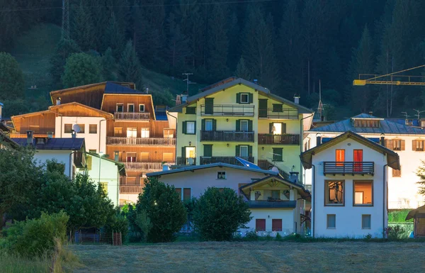 Aronzo por la noche, Italia. Centro de la ciudad en el corazón de Dolomitas — Foto de Stock