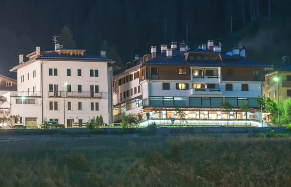 Aronzo at night, Italy. Town center in the heart of Dolomites — Stock Photo, Image