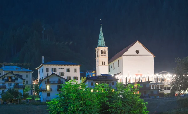 Aronzo at night, Italy. Town center in the heart of Dolomites — Stock Photo, Image