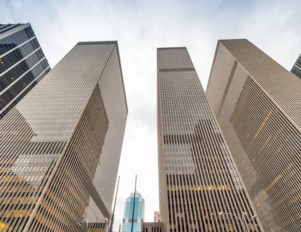 Niveau straatmening van Manhattan wolkenkrabbers — Stockfoto