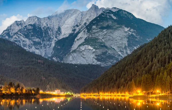 Lago Auronzo à noite, dolomitas italianas — Fotografia de Stock