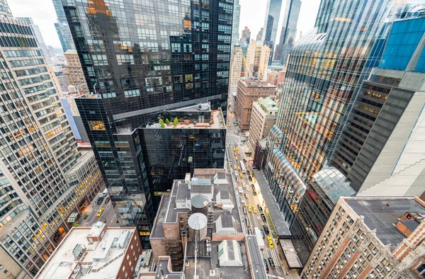 Vista hacia la calle de la ciudad de Nueva York. skyline de Manhattan desde la azotea — Foto de Stock