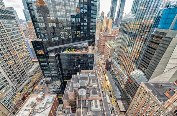 Streetward view of New York City. Manhattan skyline from rooftop — Stock Photo, Image