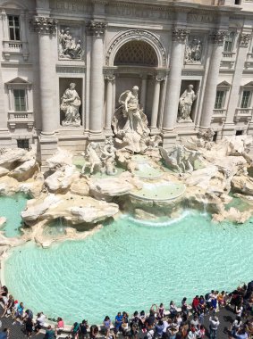 Roma - Temmuz 2016: Trevi Çeşmesi geceleri. Roma 10 değirmen çekiyor