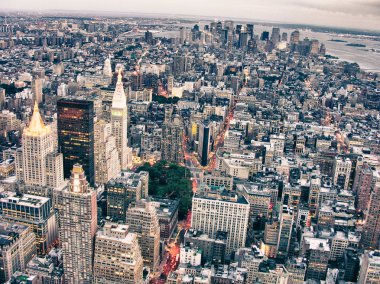 gökdelenler ve new york şehrinin renklerini