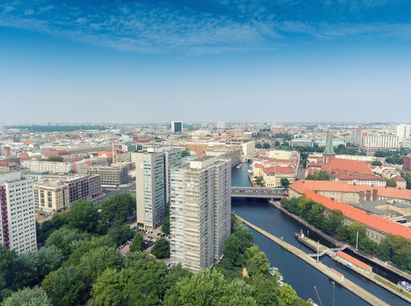 Luchtfoto skyline van de Berlijn over rivier de Spree, Duitsland — Stockfoto