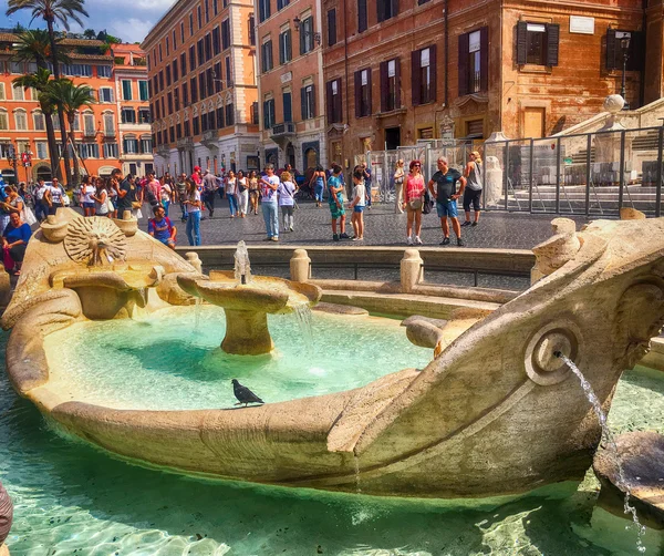 Rome - juli 2016: Toeristen een bezoek aan het Piazza di Spagna (de Spaanse — Stockfoto