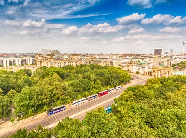 Flygfoto över 17 juni street, Reichstag, förbundsdagen och Brandenb — Stockfoto