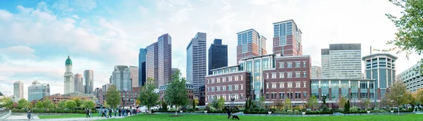 BOSTON - OCTUBRE 2015: Los turistas a lo largo del parque de la ciudad con árboles y b — Foto de Stock