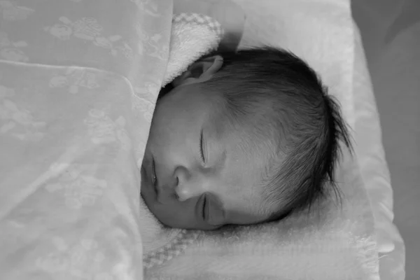 Νεογέννητο μωρό κορίτσι στο κρεβάτι της — Φωτογραφία Αρχείου