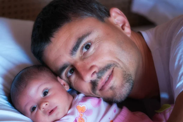 Padre con su hija pequeña — Foto de Stock