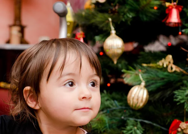 女の赤ちゃんとクリスマス ツリー — ストック写真