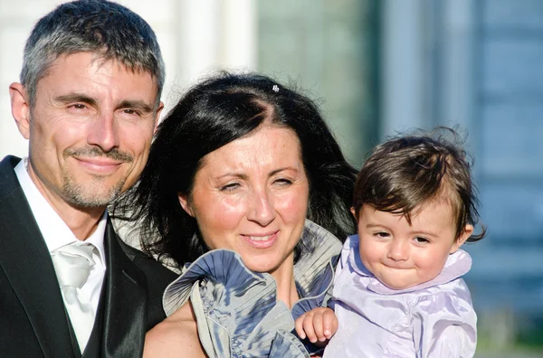 Braut, Bräutigam und Tochter bei der Hochzeit — Stockfoto