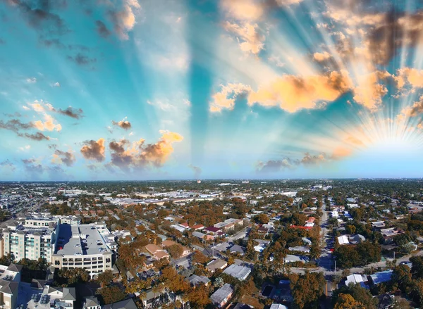 Vista sul tramonto aereo di Miami Homes, Florida — Foto Stock