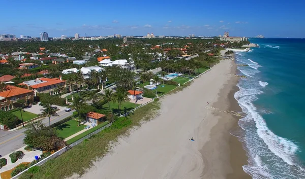 水颜色的棕榈滩，佛罗里达州的鸟瞰图 — 图库照片