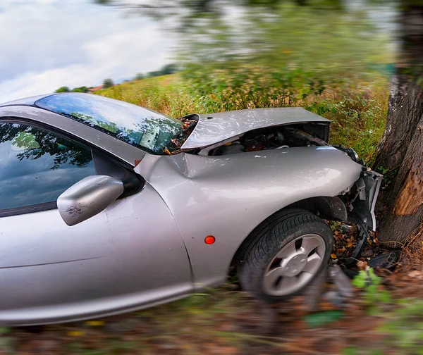 Acidente rodoviário. Carro contra uma árvore — Fotografia de Stock