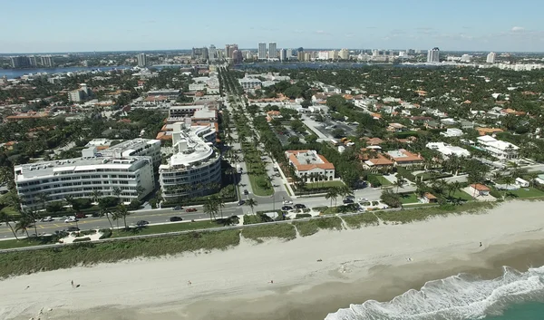 水颜色的棕榈滩，佛罗里达州的鸟瞰图 — 图库照片