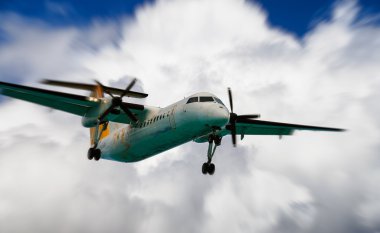 Plaj, iş ve seyahat kavramı yakınındaki uçak iniş