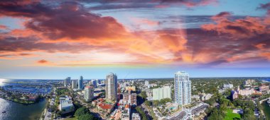 Saint Petersburg, Florida - ABD üzerinden günbatımı. Havadan görünümü