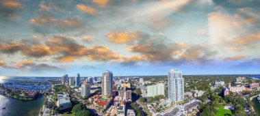 Saint Petersburg, Florida - ABD üzerinden günbatımı. Havadan görünümü