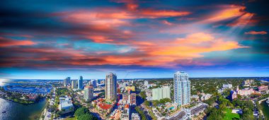 Saint Petersburg, Florida - ABD üzerinden günbatımı. Havadan görünümü