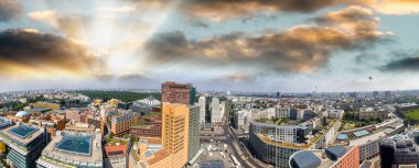 Berlin Potsdamer Platz alan. Havadan gördün binalar