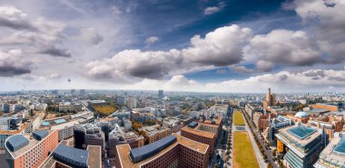 Potsdamer Platz alanı ve Berlin, ORME bahçelerde havadan görünümü