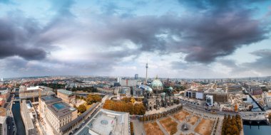 Berlin, katedral ve çevreleyen hava görünümünü günbatımı vardır