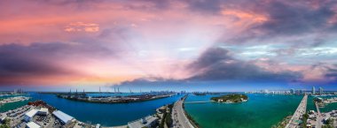 Miami Hava panoramik manzaralı gün batımında. Downtown, Beach, Port 