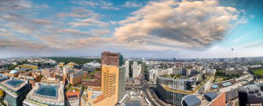Berlin Potsdamer Platz alan. Havadan gördün binalar