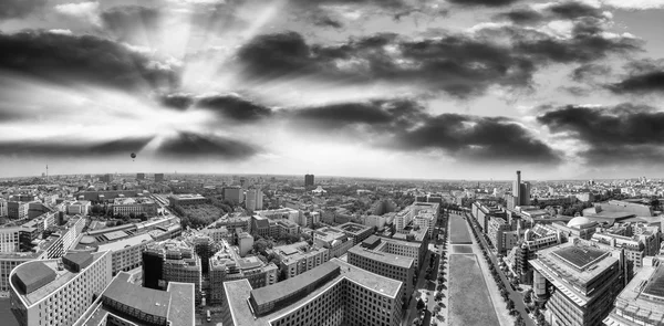 Vista aérea em preto e branco dos edifícios Potsdamer Platz em Berl — Fotografia de Stock