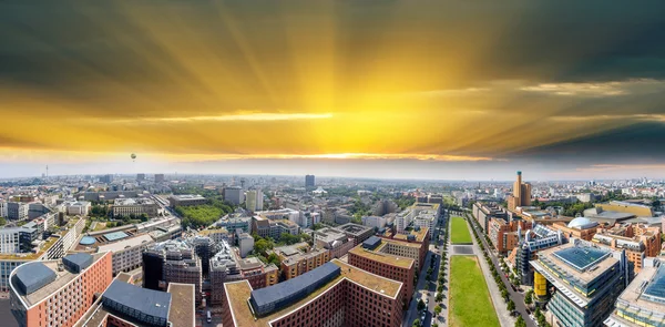 Potsdamer Platz alanı ve Berlin, ORME bahçelerde havadan görünümü — Stok fotoğraf