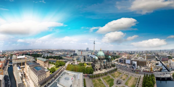 Puesta de sol sobre Berlín, vista aérea de la Catedral y sus alrededores son — Foto de Stock