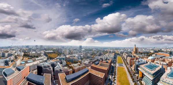 Flygfoto över Potsdamer Platz område och trädgårdar i Berlin, Germa — Stockfoto