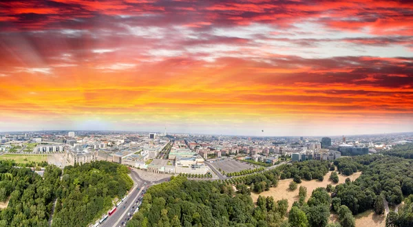 Vista aérea al atardecer de los monumentos de Berlín. Puerta de Brandeburgo y Bun —  Fotos de Stock