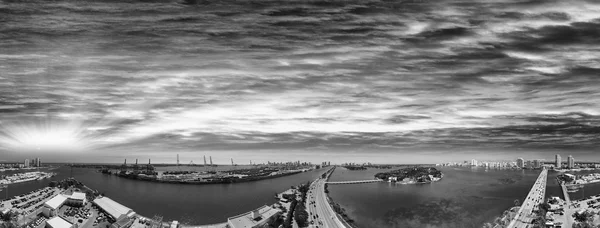 Miami in der Dämmerung aus der Luft, Schwarz-Weiß-Panoramablick. Maca — Stockfoto