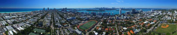 MIAMI, FL - FEBRUARY 2016: Aerial view of city skyline. The city — Stock Photo, Image